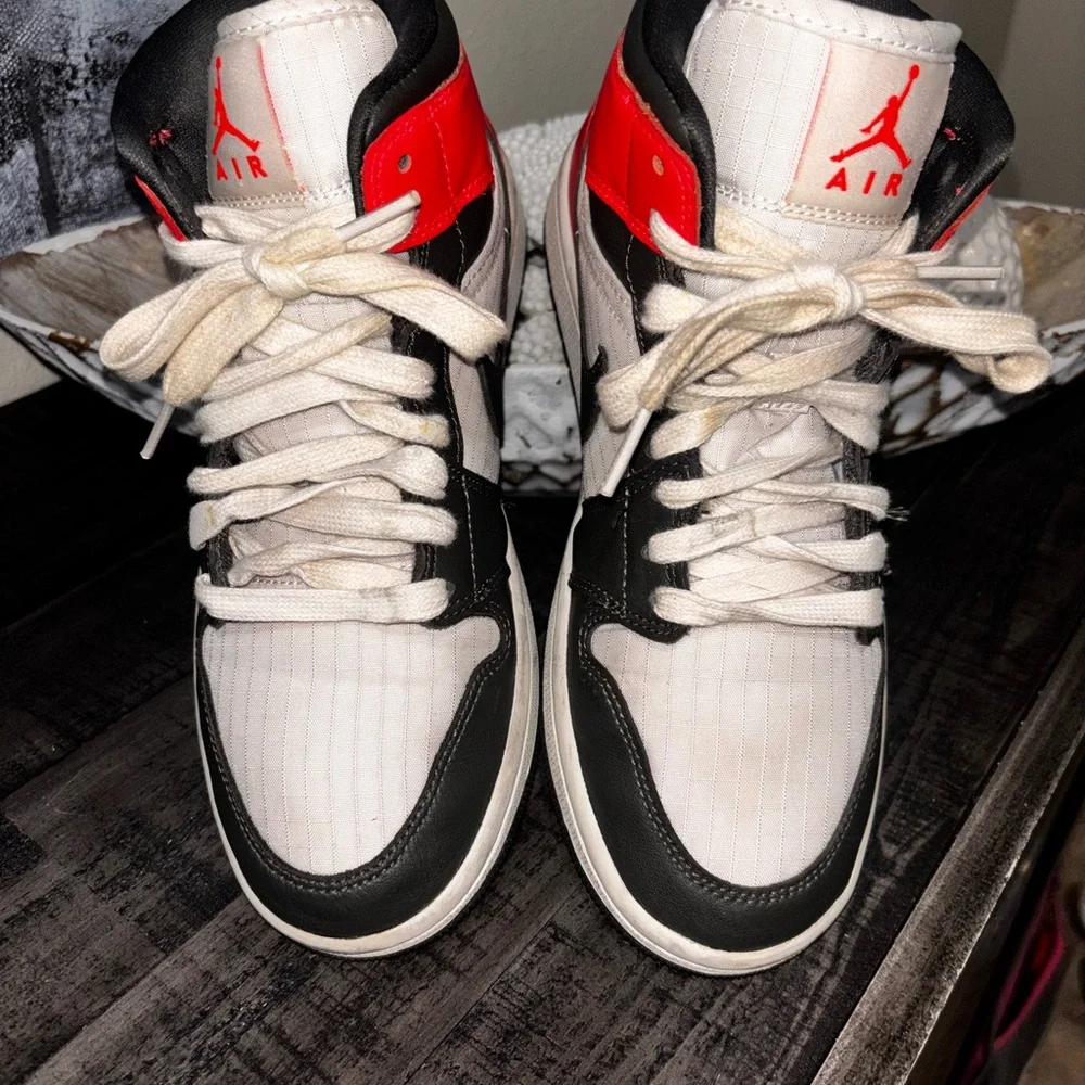 Air Jordan 1 Mid SE Womens Size 7 Newsprint Crimson - Picture 7 of 13